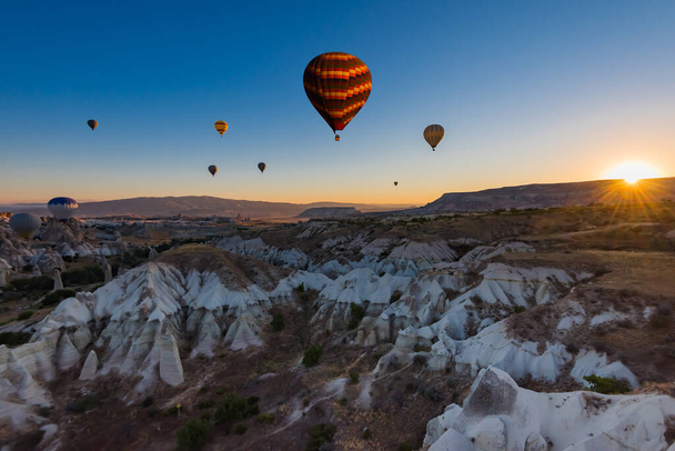 Μπαλόνια θερμού αέρα το ξημέρωμα στο Εθνικό Πάρκο Goreme, Καππαδοκία, Τουρκία. - Φωτογραφία, εικόνα
