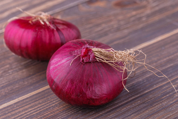 red onions on rustic wood - Valokuva, kuva