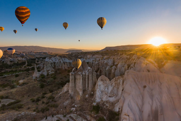 Balony na ogrzane powietrze o wschodzie słońca w Parku Narodowym Goreme, Kapadocja, Turcja. - Zdjęcie, obraz