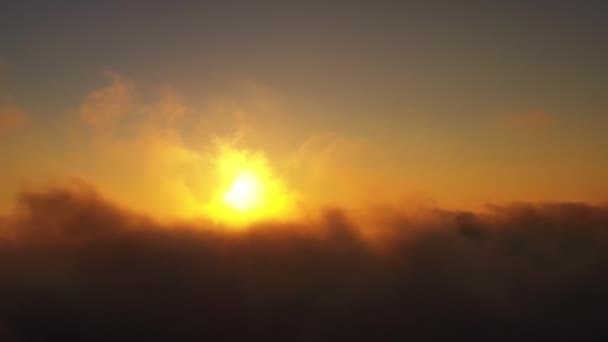 Vista sobre a infinita paisagem nublada. Vista aérea do sol da manhã em cores brilhantes - Filmagem, Vídeo