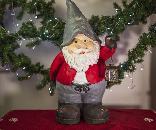 Vue rapprochée de la jolie figure gnome sur fond de décoration de Noël. Noël vacances concept. - Photo, image