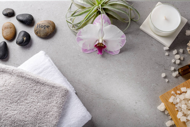 Spa en wellness kaart met dood zeezout voor massage en bad, handdoek, aromakaars voor ontspanning. Bovenaanzicht, met kopieerruimte - Foto, afbeelding