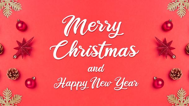Feliz Natal cartão vermelho com estrelas e bolas ornamentos nas laterais. - Foto, Imagem