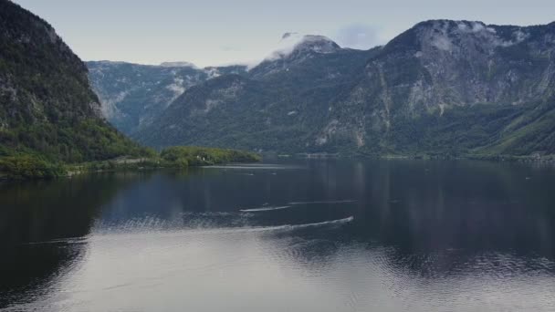 Vista aerea mozzafiato di Hallstatt See in Austria - Filmati, video