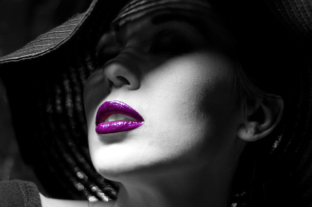 mysterieuze vrouw in zwarte hoed. paarse lippen - Foto, afbeelding