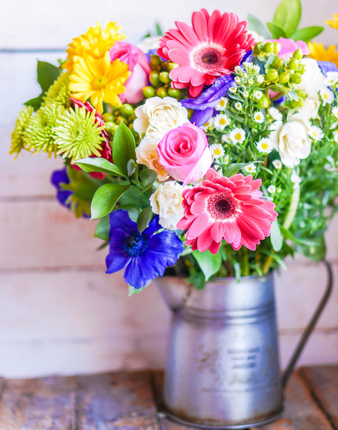 Buquê colorido de flores da primavera em vaso vintage no fundo de madeira rústica
 - Foto, Imagem