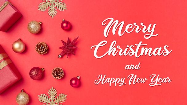 Joyeux Noël carton rouge avec étoile et ornements de boule sur le côté gauche. - Photo, image