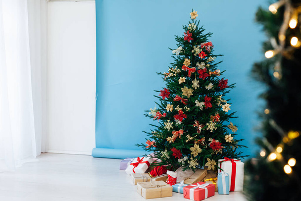 Árbol de Navidad de pino con regalos de año nuevo decoración de vacaciones rojo - Foto, imagen