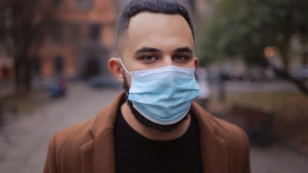 Man posing outdoors in medical mask - Video, Çekim