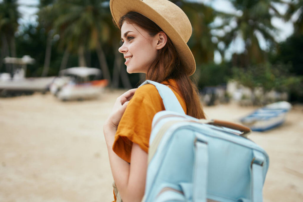 Γυναίκα τουριστικό σακίδιο με τα πόδια καπέλο χαμόγελο νησί ταξίδια - Φωτογραφία, εικόνα