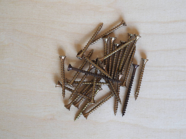 conjunto de muchos tornillos tuercas tornillos arandelas - Foto, Imagen