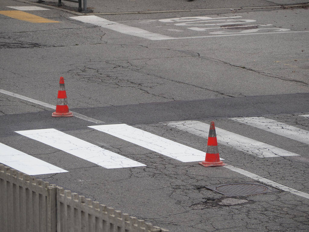 obras de carretera para la pintura de cruce de cebra, con conos de tráfico - Foto, Imagen