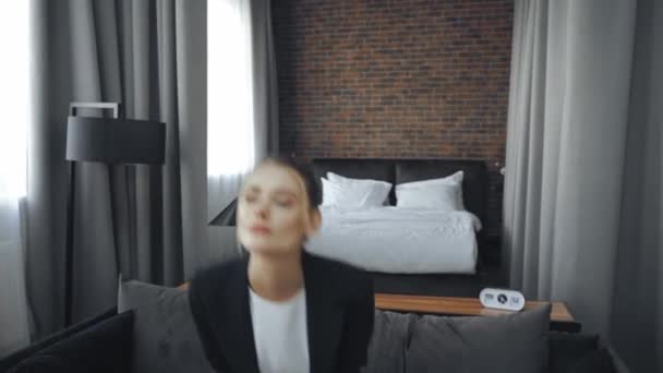 tattooed businesswoman in formal wear watching tv in hotel  - Footage, Video