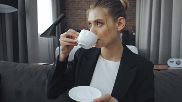 femme d'affaires en tenue formelle boire du thé à l'hôtel - Séquence, vidéo