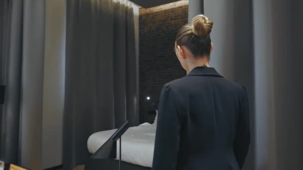 businesswoman w formalnym ubraniu leży na łóżku w pokoju hotelowym - Materiał filmowy, wideo