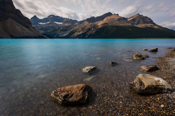 Красивое озеро с голубой бирюзовой водой в Национальном парке Джаспер. - Фото, изображение