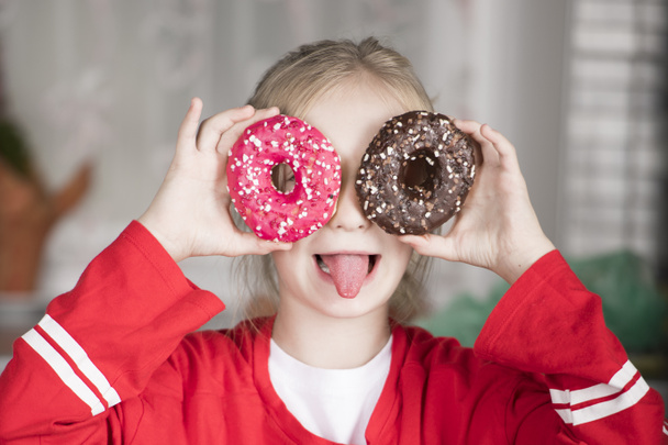 chica rubia feliz con donuts - Foto, Imagen