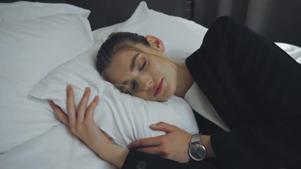 zmęczona bizneswoman w formalnym ubraniu śpi na poduszce - Materiał filmowy, wideo