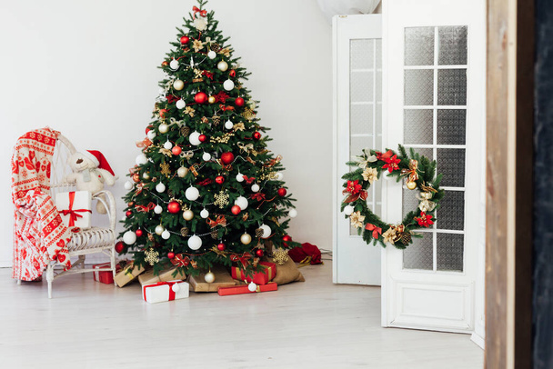 Παραμονή Πρωτοχρονιάς Χριστουγεννιάτικο δέντρο εσωτερικό με δώρα διακόσμηση διακοπές - Φωτογραφία, εικόνα