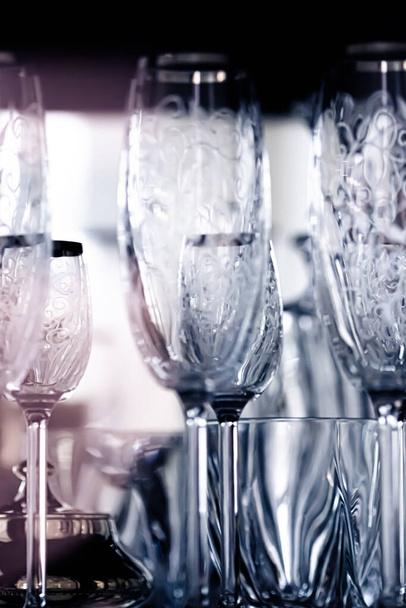 Vidrios de cristal como cristalería de mesa de lujo y diseño de vidrio bohemio, decoración para el hogar y decoración de eventos - Foto, Imagen