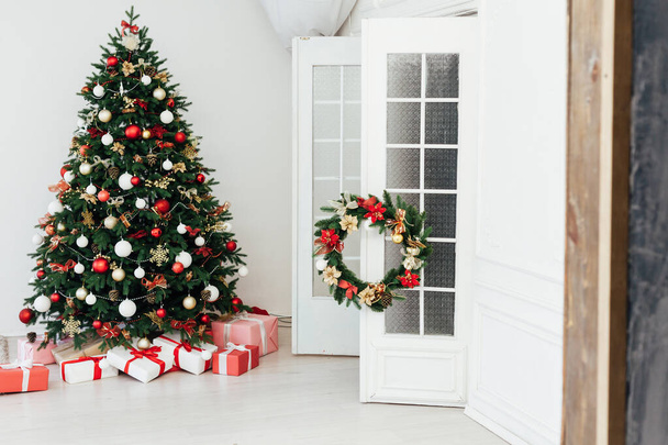 Παραμονή Πρωτοχρονιάς Χριστουγεννιάτικο δέντρο εσωτερικό με δώρα διακόσμηση διακοπές - Φωτογραφία, εικόνα