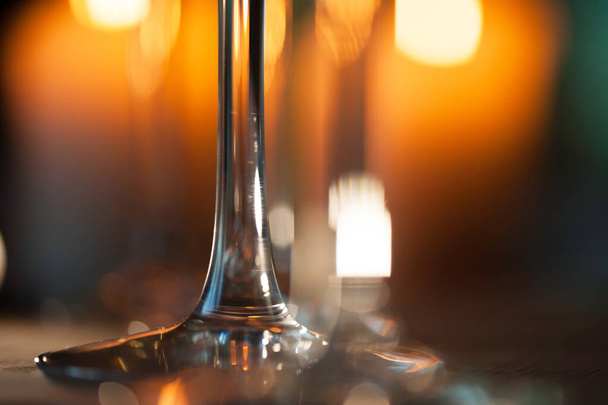 Copo de vinho closeup, vela bokeh luz no fundo. - Foto, Imagem