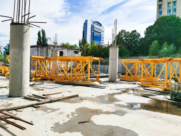 Beton, çelik ve vinç kaldırma ekipmanlı inşaat alanı - Fotoğraf, Görsel