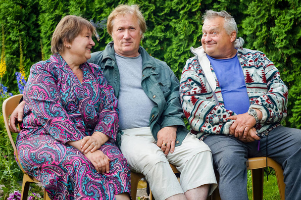 Un groupe de vieillards joyeux se détendre dans un parc de la ville - Photo, image