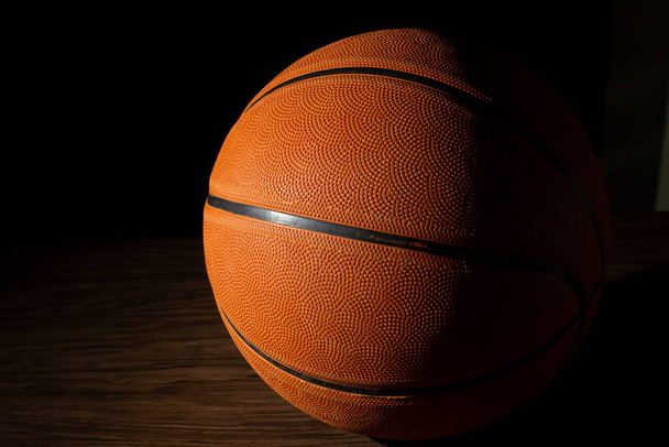 Баскетбольный мяч вблизи с темным фоном - Фото, изображение
