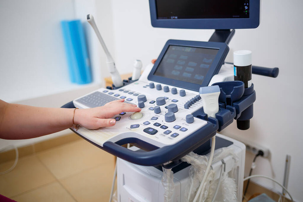 Nuevo aparato modernizado para el examen por ultrasonido de órganos corporales - Foto, imagen