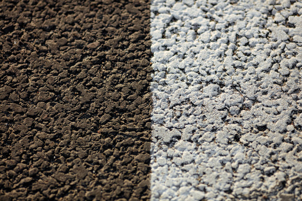 黒と白の色とアスファルトの道路のテクスチャの背景。コントラストの意味、分離ライン。自然背景と壁紙. - 写真・画像