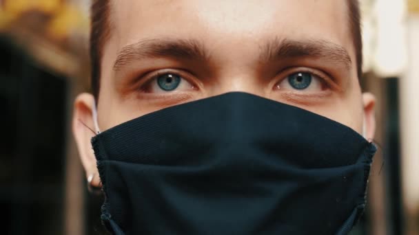 Portrait homme portant masque protecteur visage regarde caméra COVID-19 coronavirus infection pandémie maladie virus mâle touriste épidémie air santé maladie ralentir - Séquence, vidéo