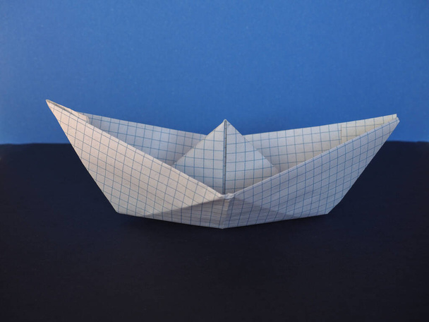 青い海を背景にしたおもちゃの紙のボート - 写真・画像