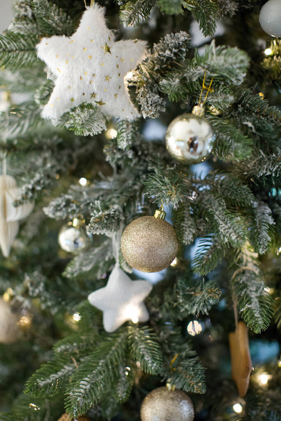 Rustic Christmas tree with handmade decorations. Cozy light interior with Christmas decorations and lights - Foto, imagen