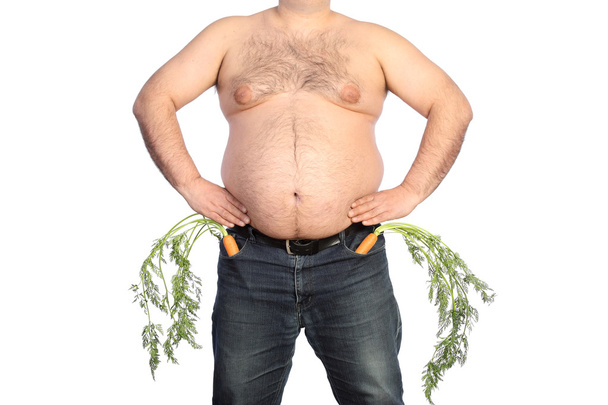 Hombre gordo sosteniendo zanahoria
 - Foto, imagen