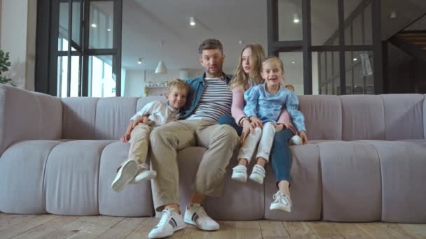 Voller Ernst Mutter zeigt mit dem Finger auf Sohn auf Couch - Filmmaterial, Video