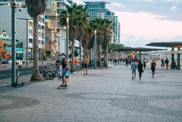 Tel Aviv Israel 17 de novembro de 2020 Vista de pessoas israelenses não identificadas caminhando em Herbert Samuel Promenade em Tel Aviv durante bloqueio e surto de Coronavirus atingindo Israel - Foto, Imagem