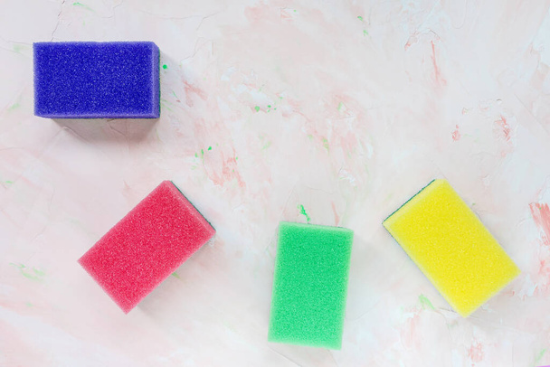 Нові барвисті губки для посуду та прибирання
 - Фото, зображення