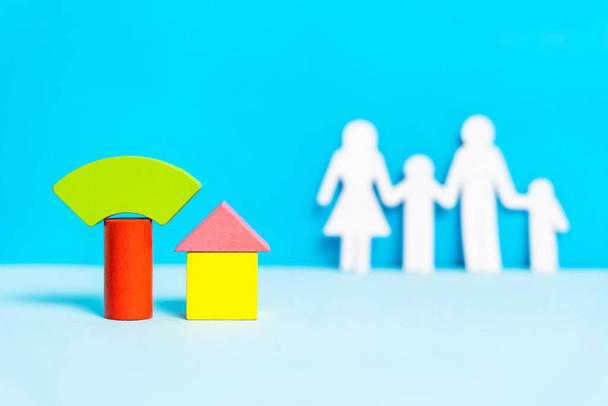 Μικρά ξύλινα σπίτια στο απλό μπλε φόντο - αφηρημένη μινιμαλιστική έννοια της οικογένειας σπίτι και την αγάπη - Φωτογραφία, εικόνα