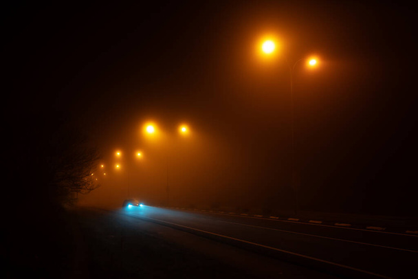 niebla brumosa carretera por la noche - Foto, imagen