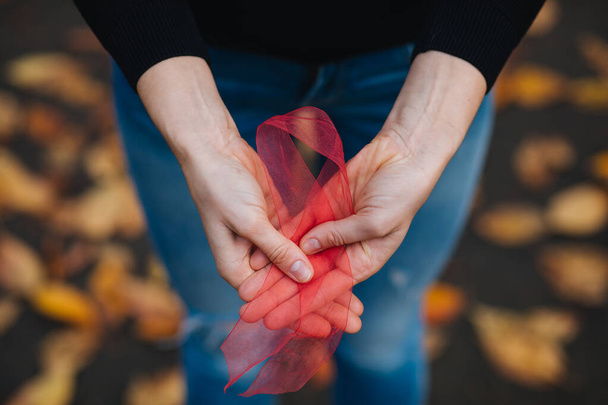 Žena ruce drží růžovou stuhu, povědomí o rakovině prsu, Světový den rakoviny koncept - Fotografie, Obrázek