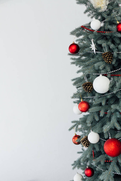 Kerstboom blauwe dennen met cadeaus interieur nieuwjaar December ansichtkaart - Foto, afbeelding