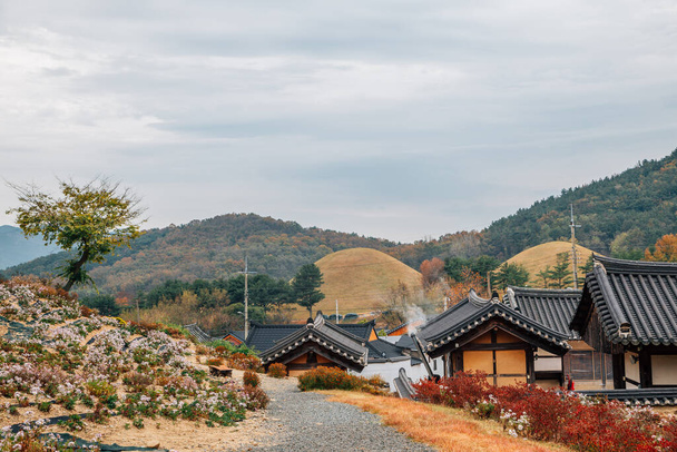 Seoak-dong antiguo pueblo y antiguas tumbas reales en Gyeongju, Corea - Foto, Imagen