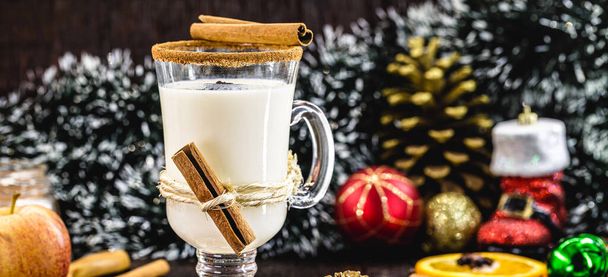 hot eggnog typical of Christmas, made at home all over the world, based on eggs and alcohol. called eggnog, Auld Man's milk, milk and pisco, momo cola, coquito or Creme de Vie or Eierlikr - 写真・画像