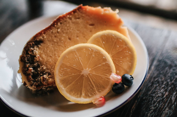 Kousky domácího citrónového koláče v dřevěném rustikálním stole. Tenhle citrónový koláč je nejlepší dezert.. - Fotografie, Obrázek