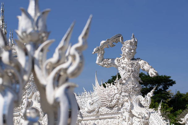 Umění socha, bílý obr na Wat Rong Khun nebo bílý chrám, nejslavnější chrám ve městě Chiang Rai, Thajsko, v roce 2010s. - Fotografie, Obrázek
