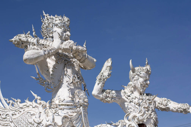 Művészeti szobor, a fehér óriások Wat Rong Khun vagy fehér templom, a leghíresebb templom Chiang Rai város, Thaiföld, a 2010-es években. - Fotó, kép
