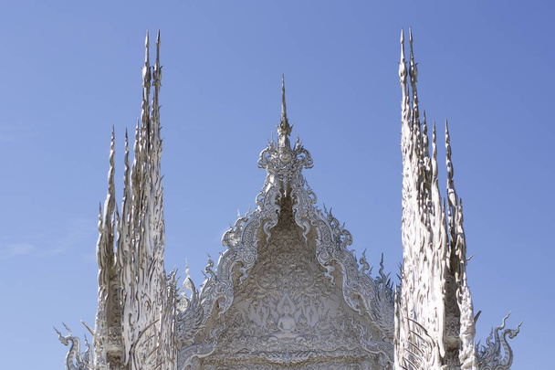 Kunstsculptuur bij Wat Rong Khun of witte tempel, de beroemdste tempel in Chiang Rai stad, Thailand, in de jaren 2010. - Foto, afbeelding