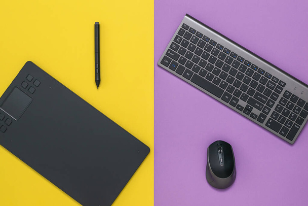 Drahtlose Tastatur, Maus und Grafik-Tablet auf zweifarbigem Hintergrund. - Foto, Bild