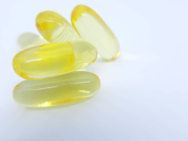 Kabeljauw leverolie omega-3 foto met witte achtergrond - Foto, afbeelding